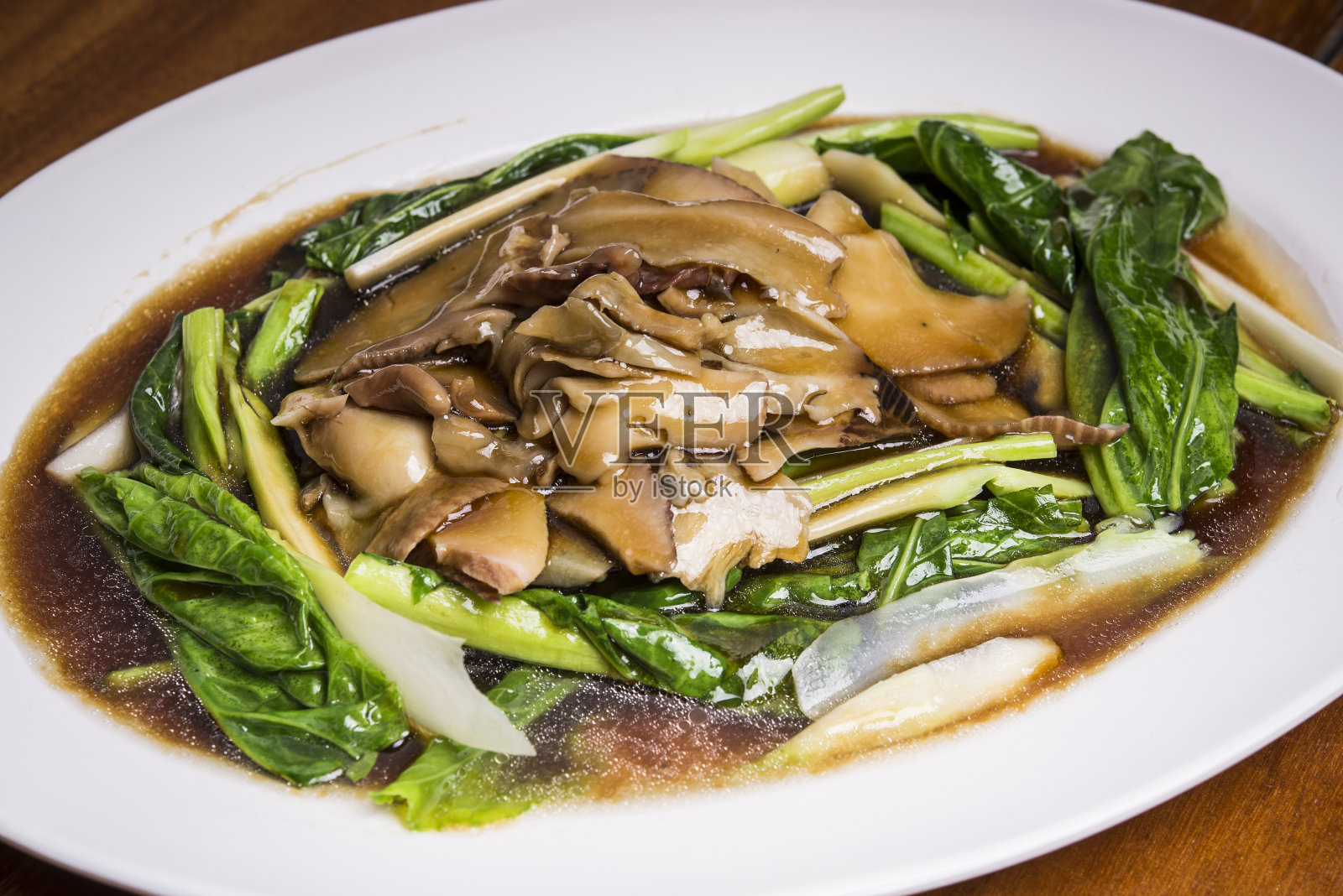 炒羽衣甘蓝和蘑菇照片摄影图片