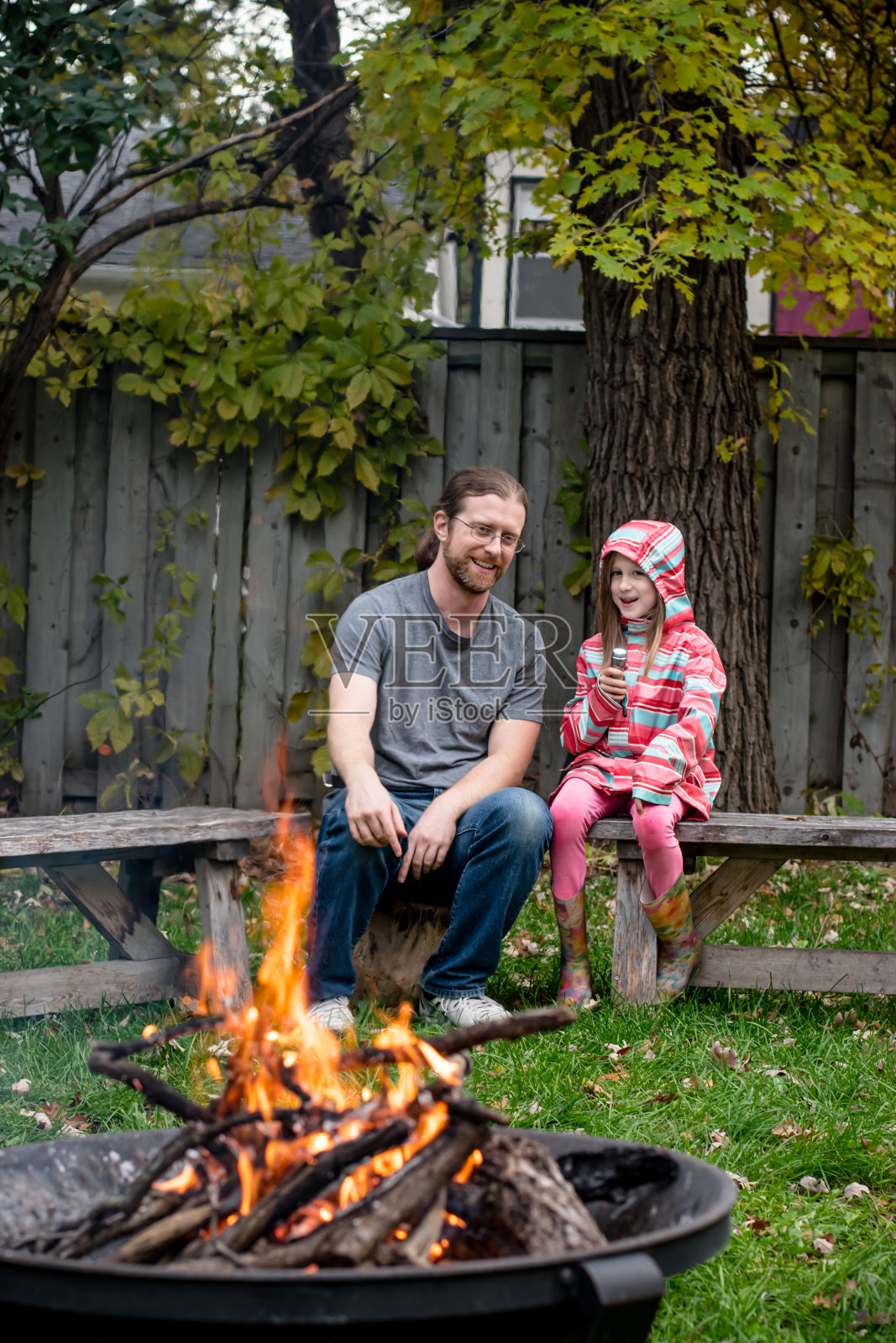 讲恐怖故事照片摄影图片