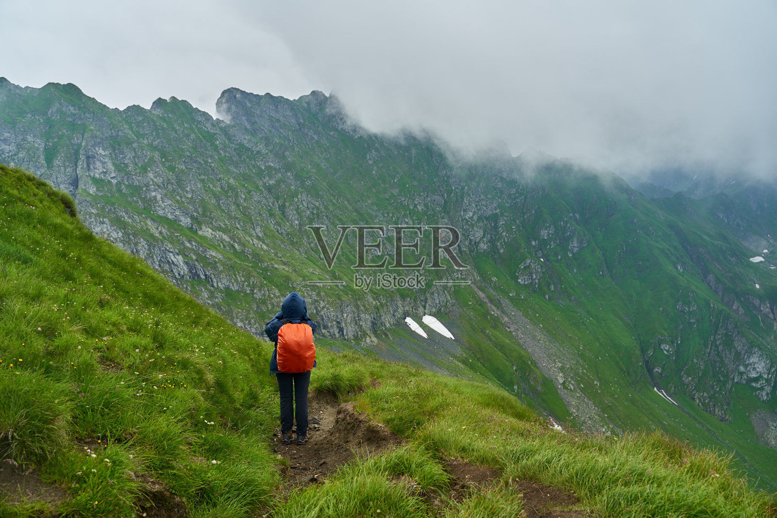 山里小径上的女徒步旅行者照片摄影图片