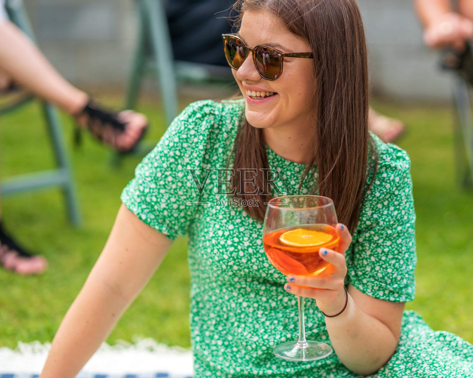 迷人的20岁左右的女人后院烧烤照片摄影图片