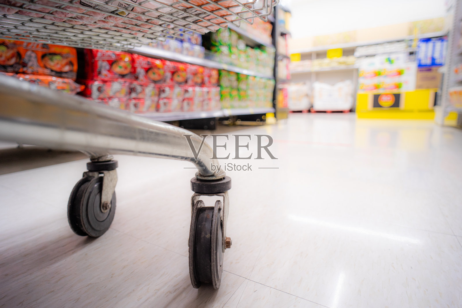 超市手推车车轮的近景。照片摄影图片