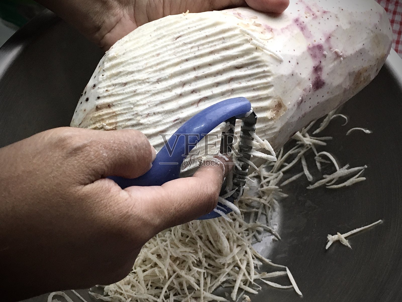 用磨碎器磨碎芋头根照片摄影图片