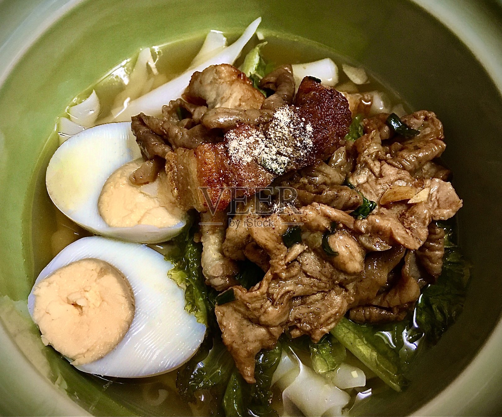 一碗脆肉卷面照片摄影图片