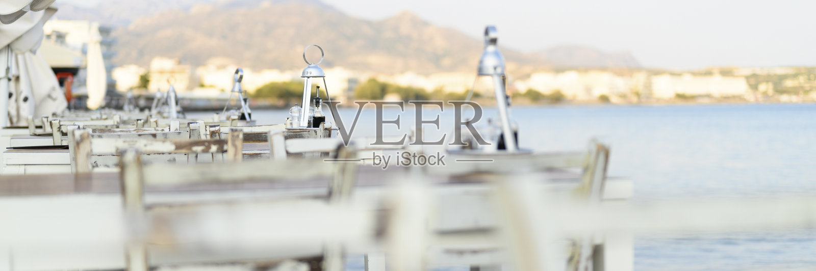 地中海海堤上的咖啡桌。有选择性的重点。横幅照片摄影图片