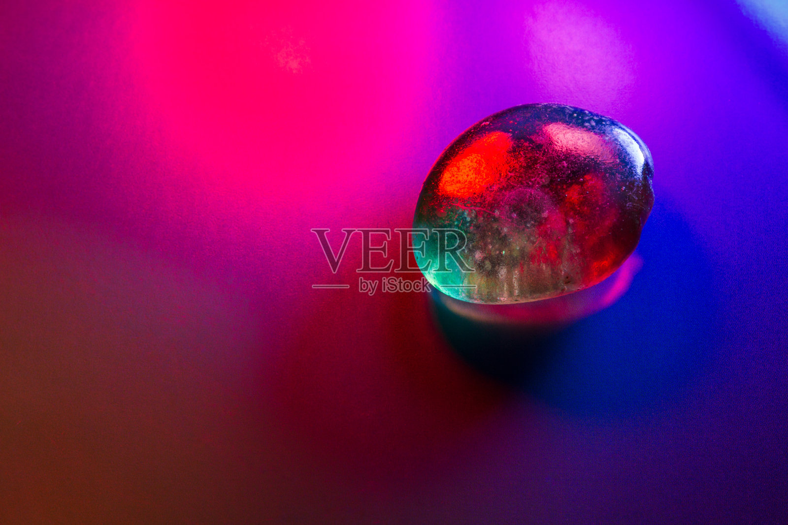 矿物宝石彩色照明显示抽象的细节。照片摄影图片