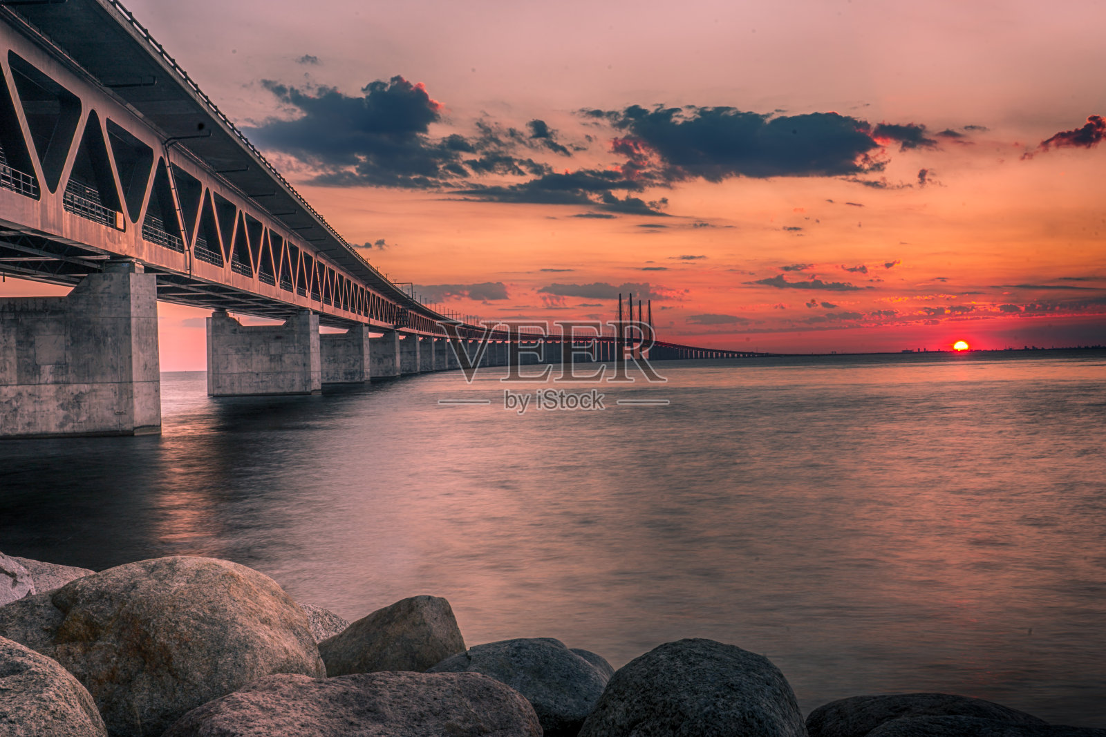 日落时厄勒海峡大桥照片摄影图片