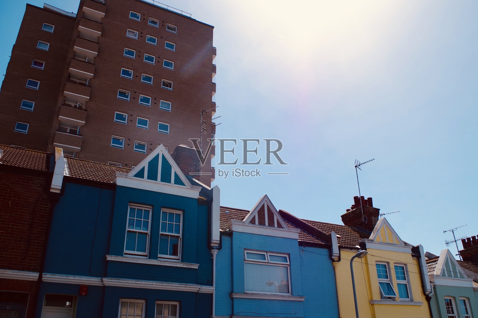 街道上有五颜六色的房子，可以看到大海照片摄影图片