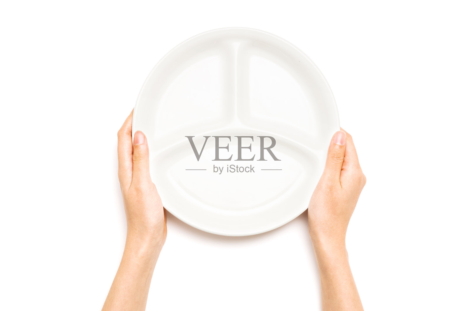 女人手里拿着一个白色的盘子孤立在白色上。照片摄影图片