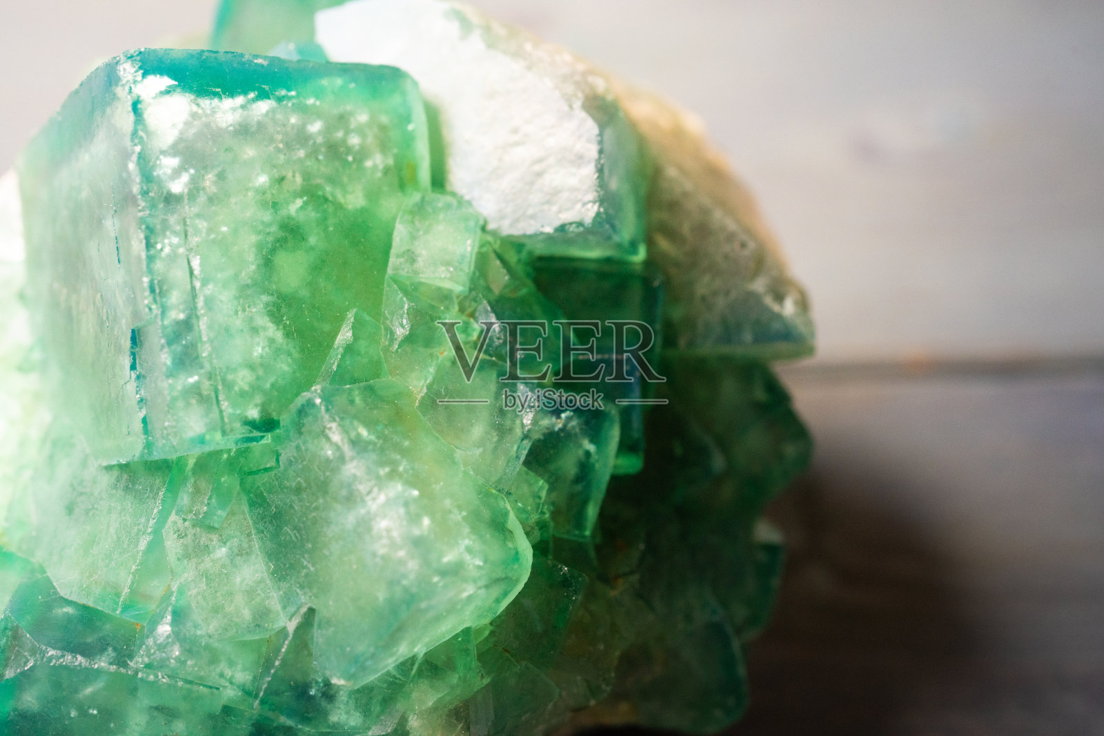 木板上的绿色萤石粗石照片摄影图片