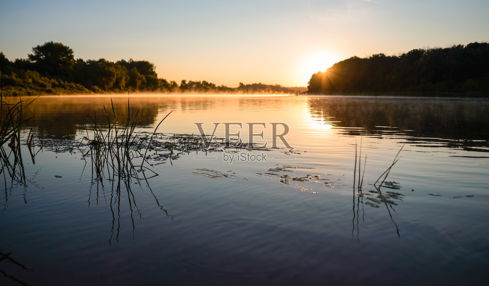 29、拂晓映在河面上，倒影在水面上的阳光。美丽的日出照片摄影图片
