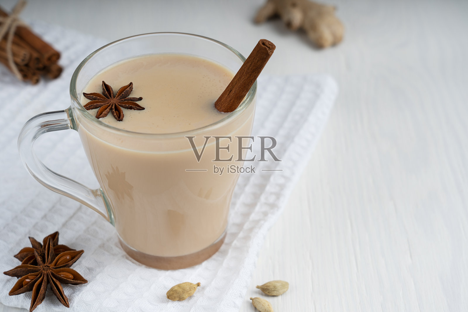 当地香料香料茶，由红茶、牛奶和香草制成照片摄影图片