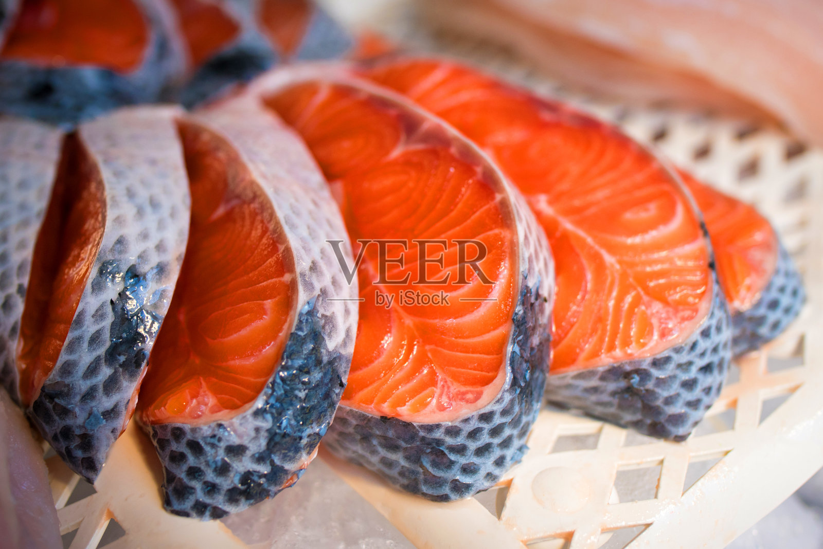 市场上的三文鱼片照片摄影图片