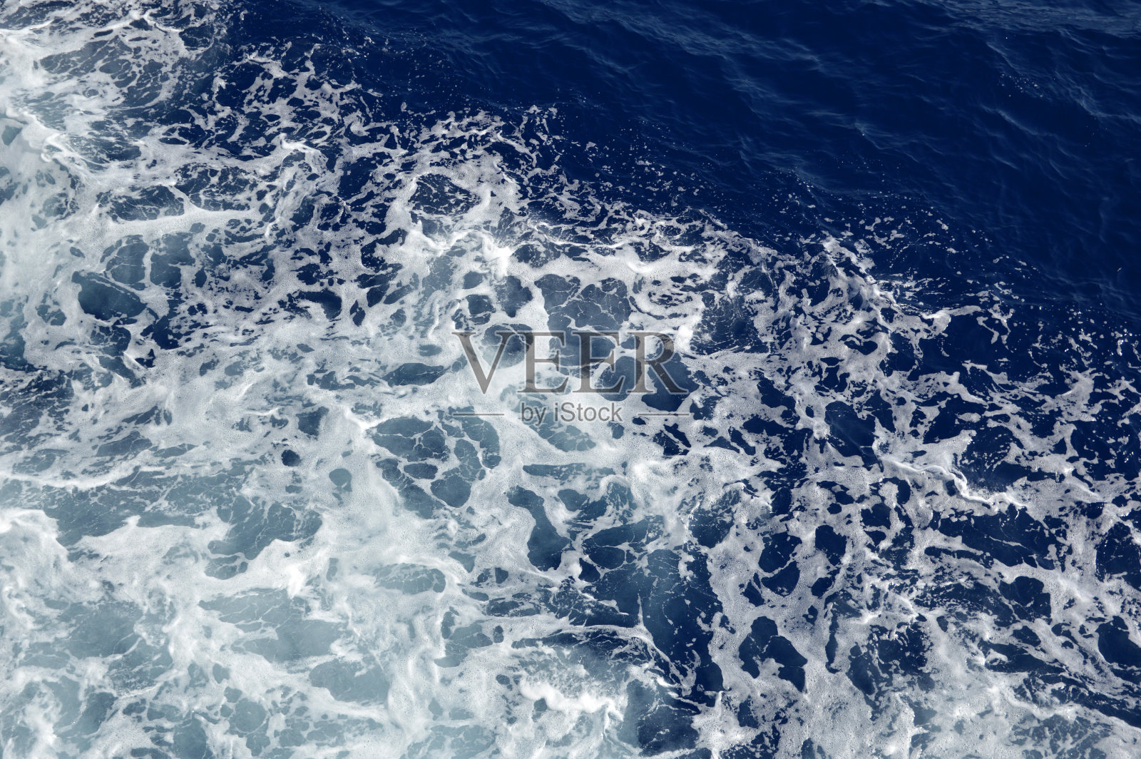 蓝色海面背景与白色泡沫照片摄影图片