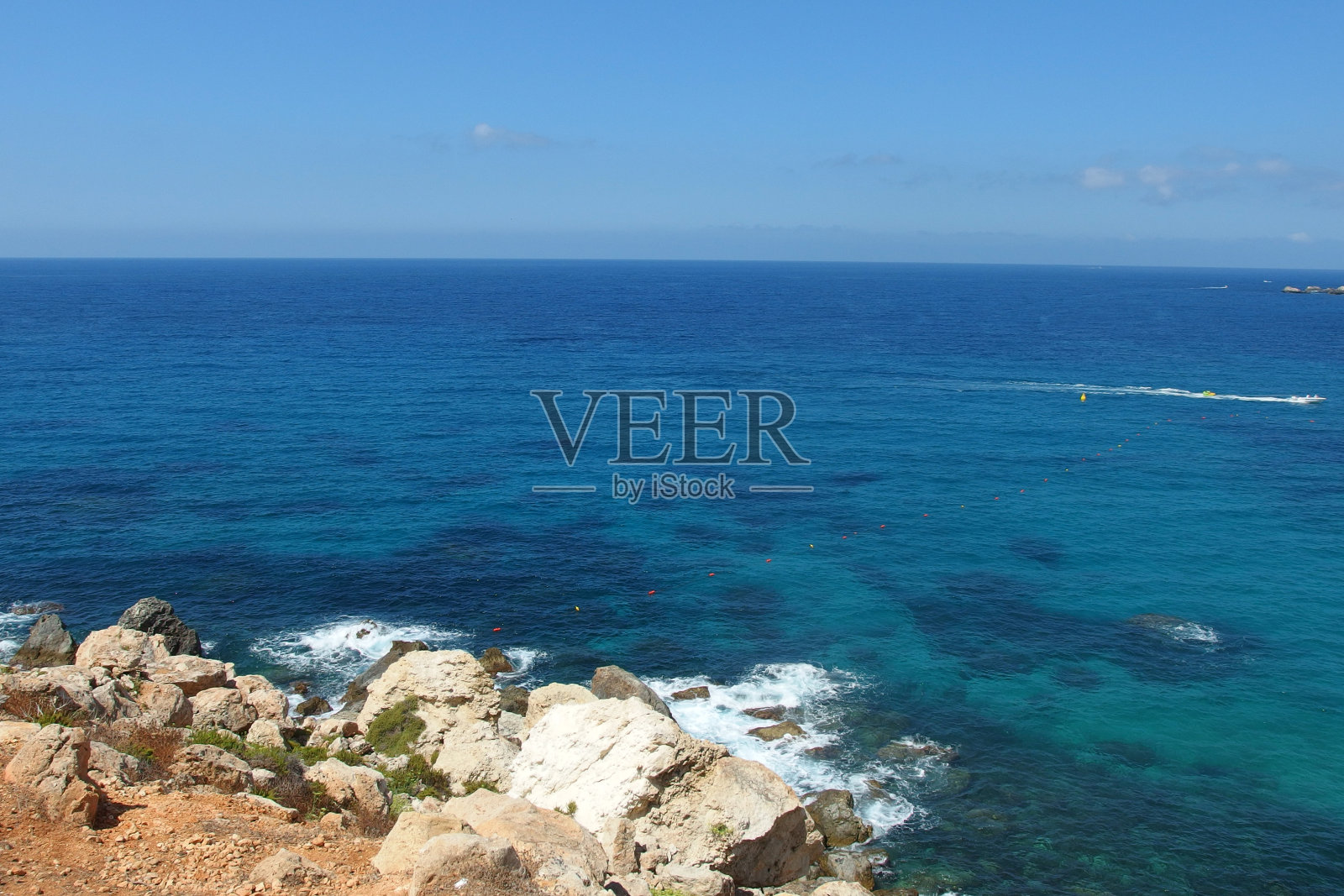 阳光明媚的日子里，马耳他岛的金色海湾海滩，美丽的蓝色海水和岩石海岸照片摄影图片