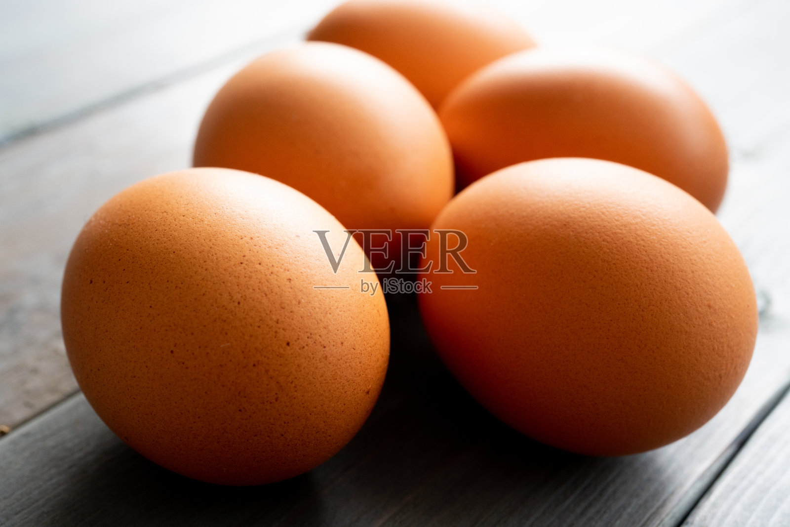 木桌上有棕色的鸡蛋照片摄影图片