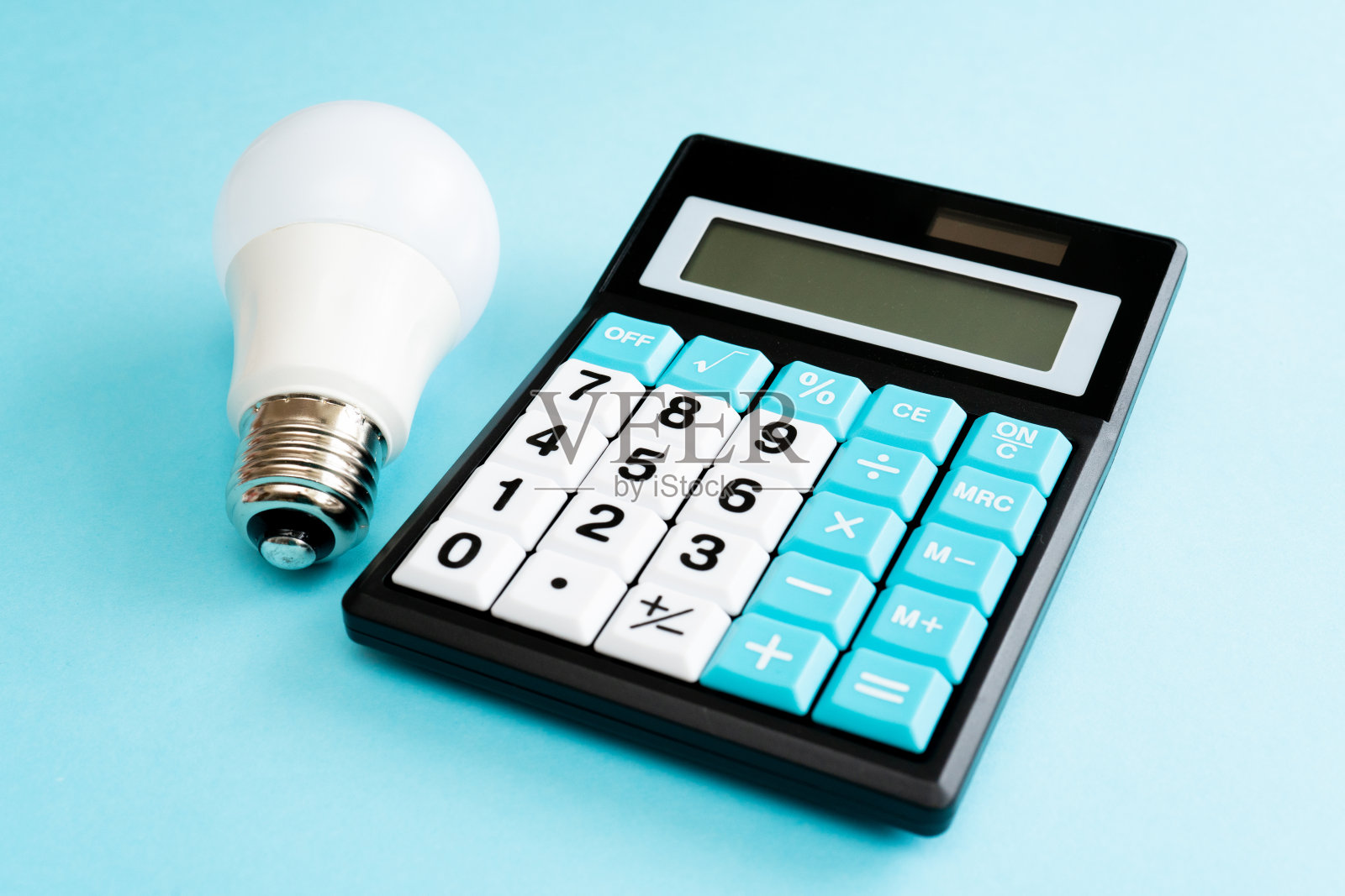 灯泡和计算器照片摄影图片
