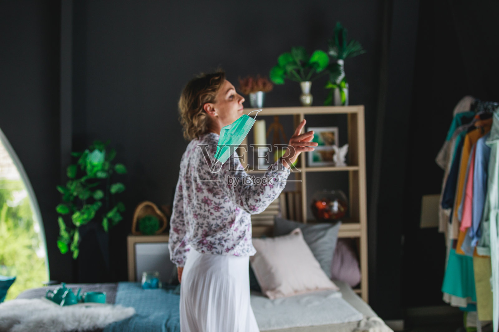 最后戴上防护面罩照片摄影图片