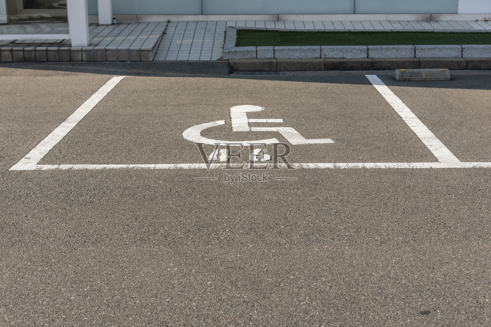 空位上的残疾人标志/图标残疾人专用停车位照片摄影图片