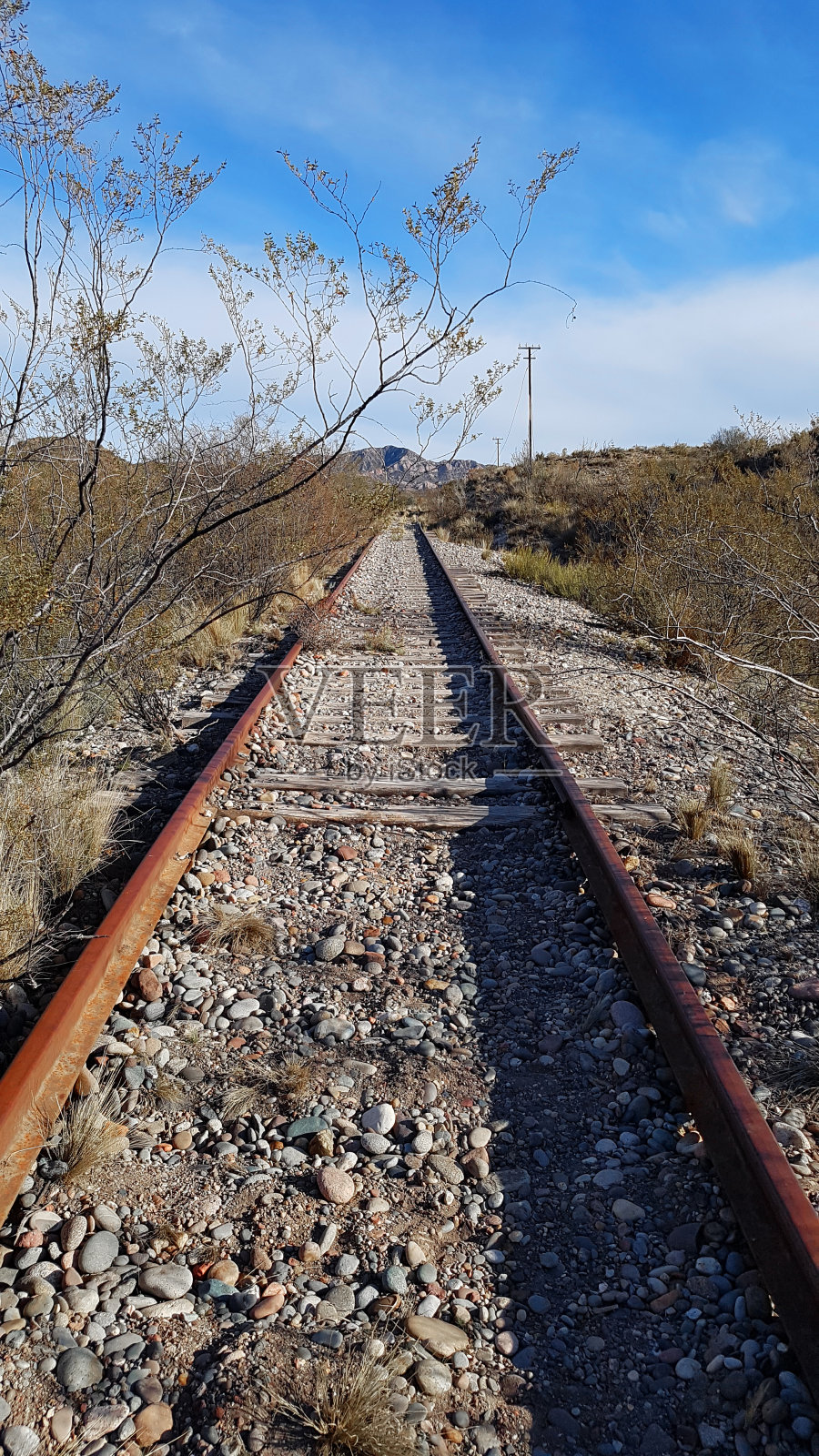 多年前废弃的旧铁轨照片摄影图片