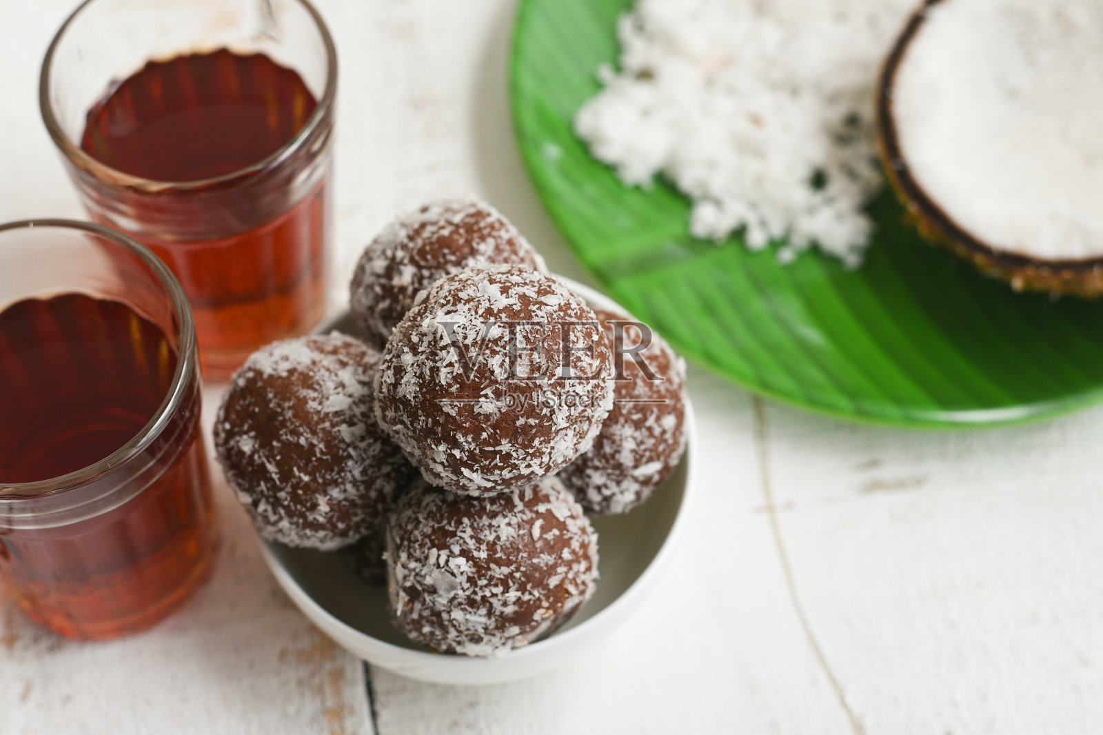 椰子拉杜球，巧克力椰子球印度甜点照片摄影图片