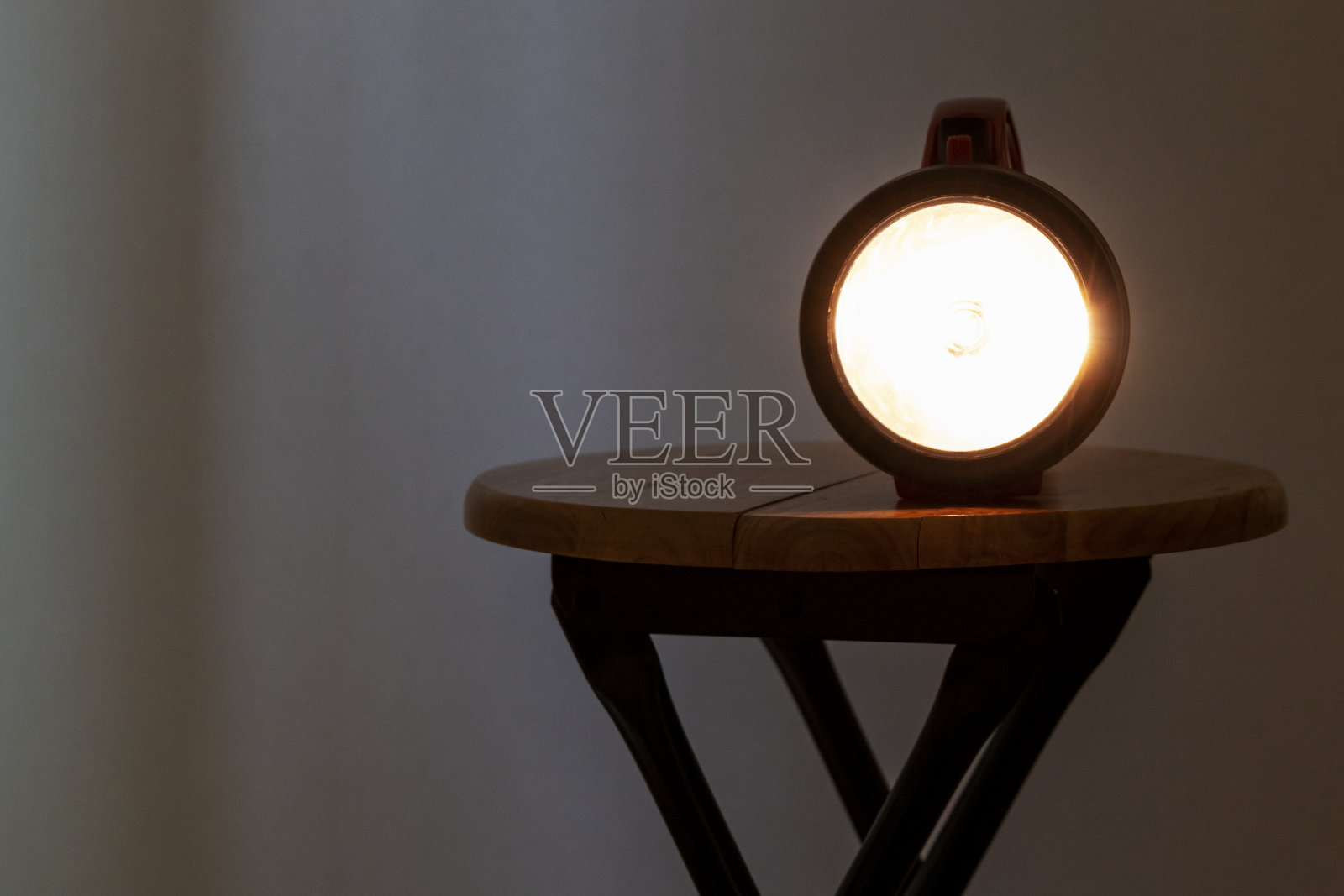 手电筒在黑暗的房间里发光照片摄影图片