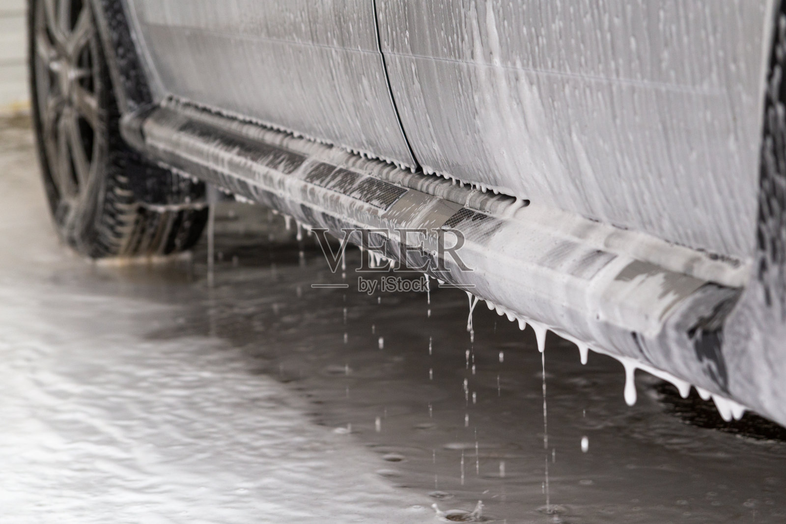 特写镜头的银色汽车在洗车与肥皂sud污渍和滴照片摄影图片