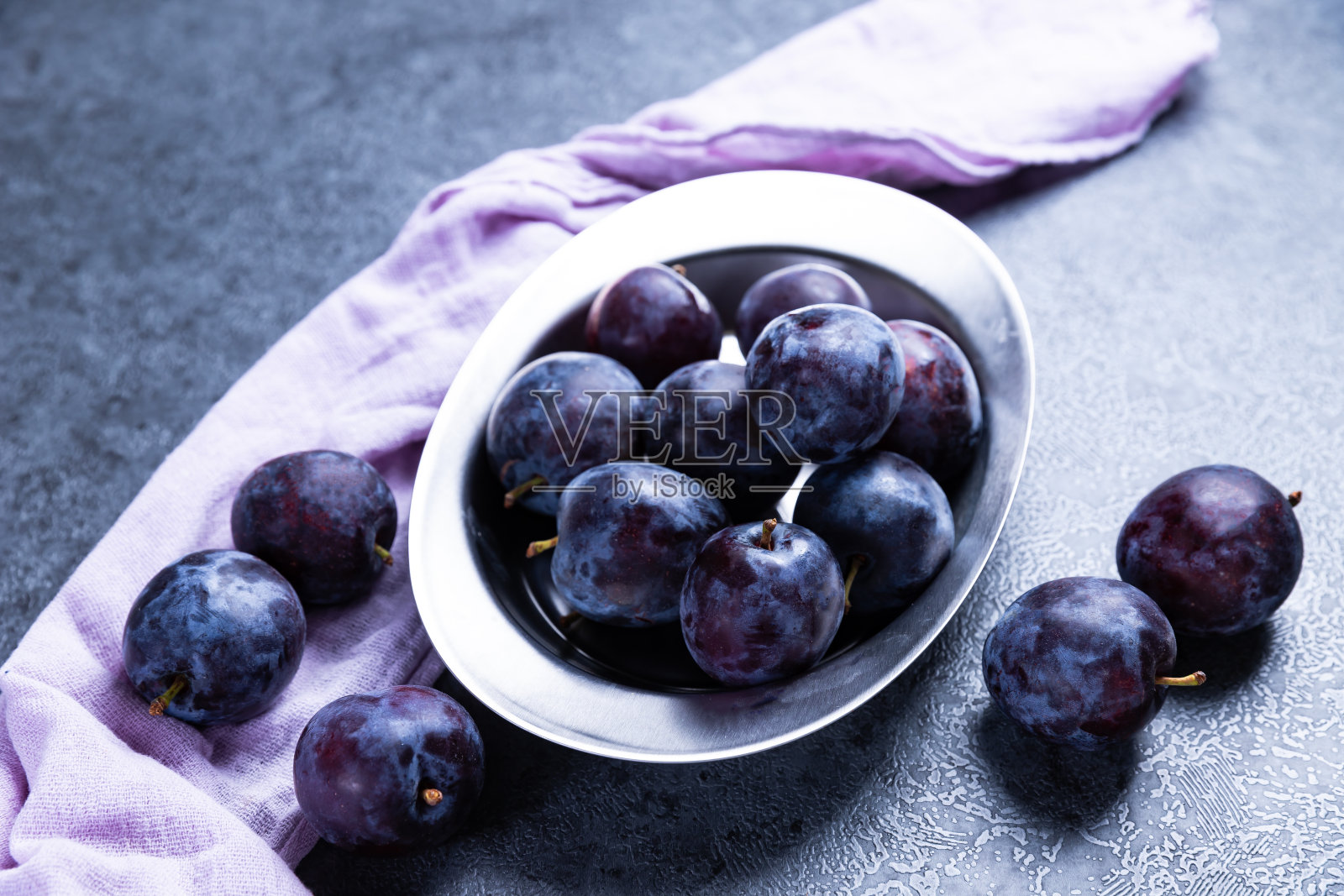 成熟多汁的李子配上黑色背景照片摄影图片