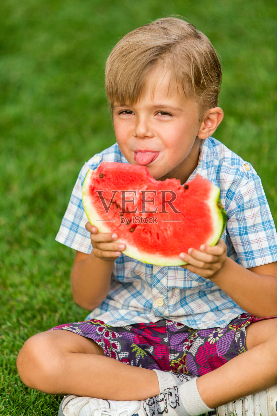白种人孩子喜欢吃西瓜照片摄影图片