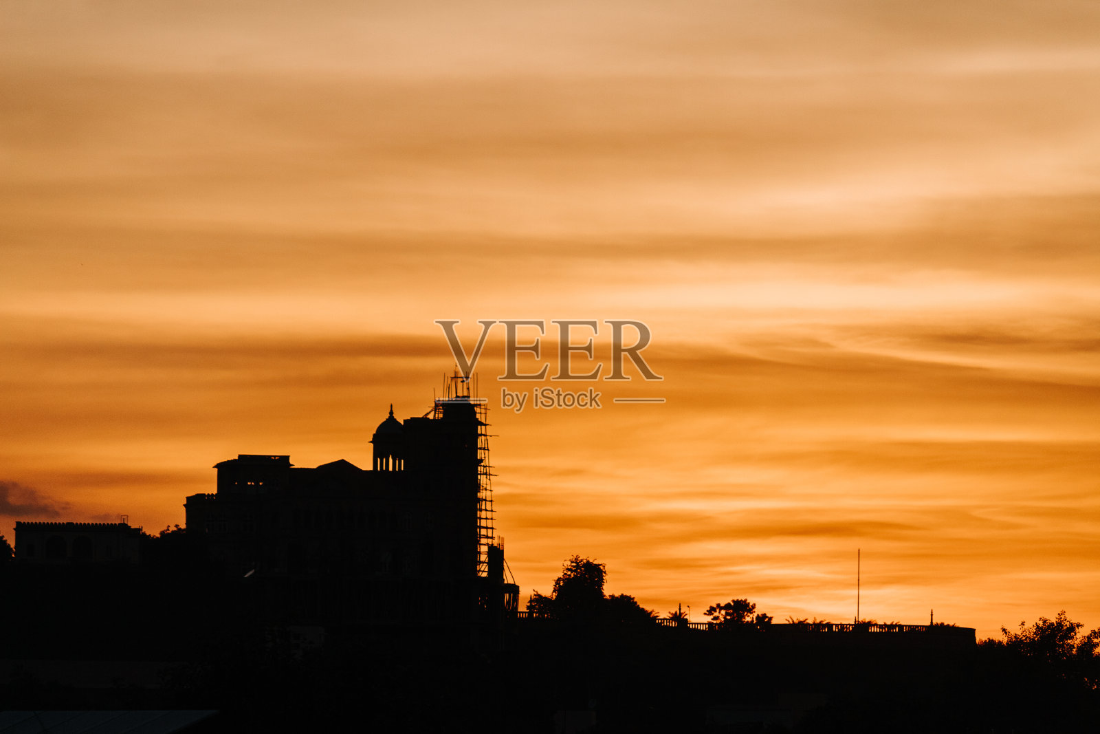 日落时天空映衬下的宫殿剪影照片摄影图片