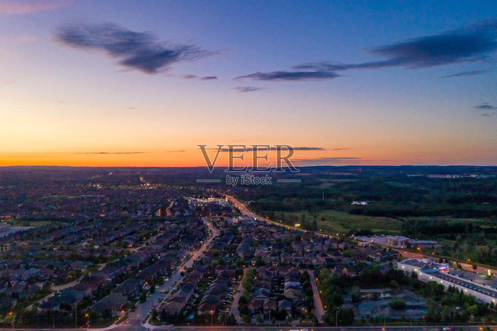 卢瑟福路和伊斯灵顿大街的鸟瞰图，位于Woodbridge的独立复式住宅在沃恩，安大略省，加拿大照片摄影图片