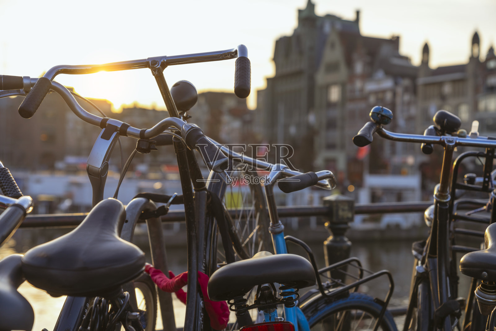 美丽的自行车与古老的传统建筑房子棕色砖荷兰阿姆斯特丹照片摄影图片