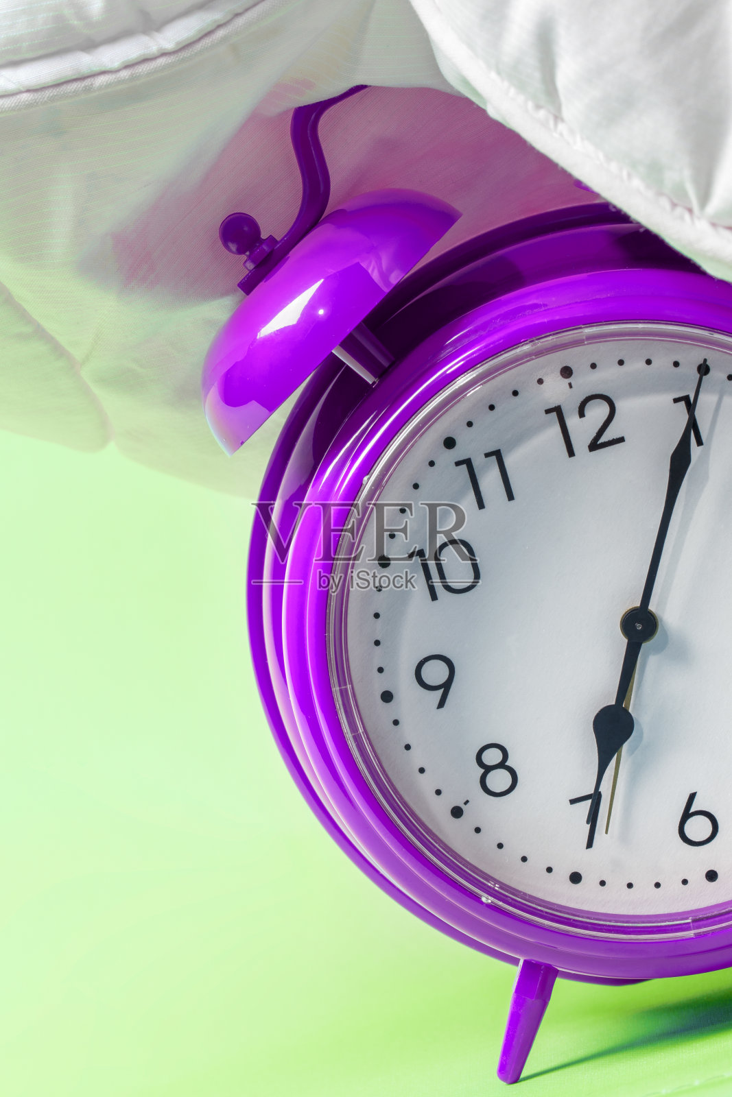 枕头下的闹钟-不想醒来的概念照片摄影图片