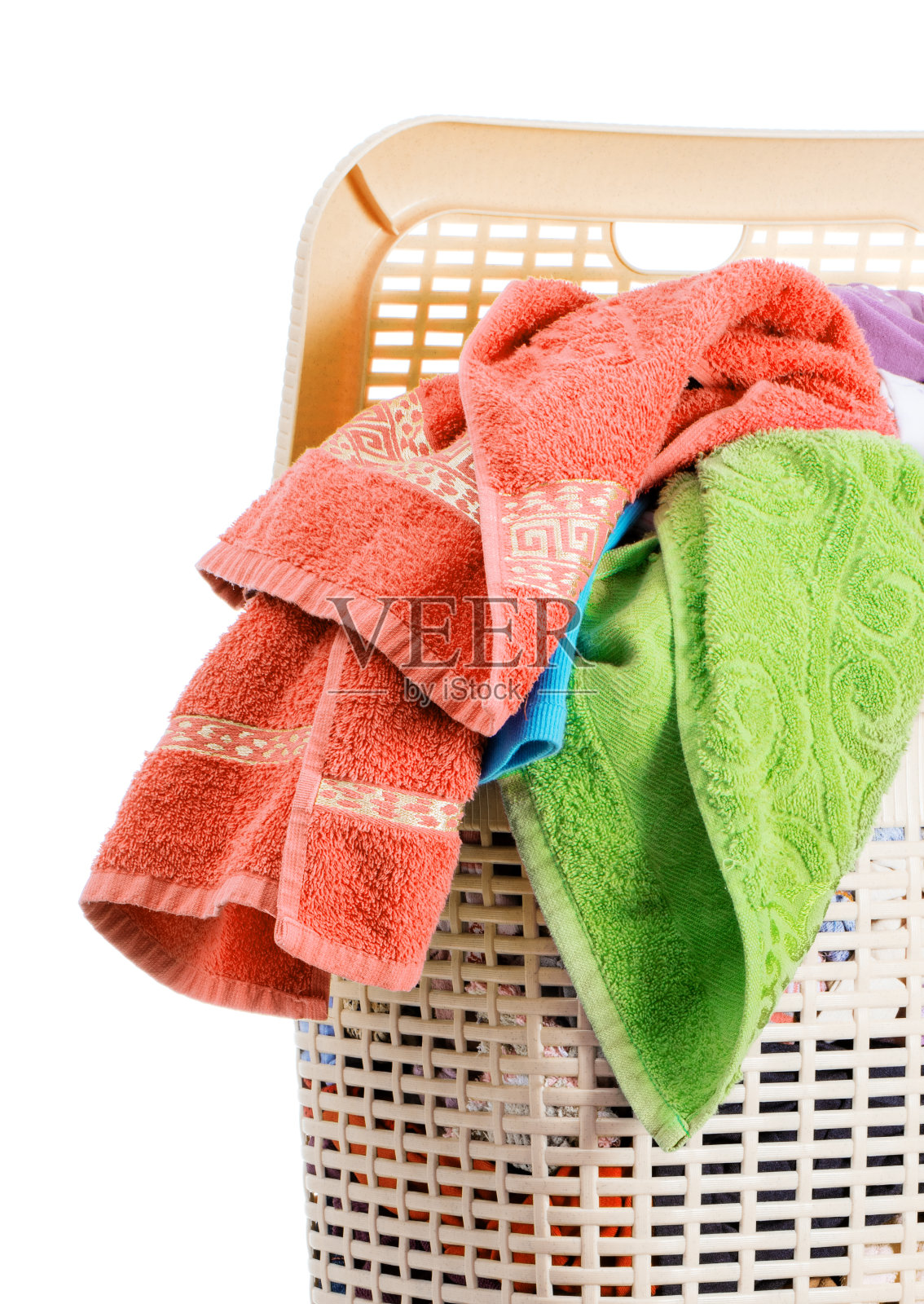 装满脏衣服的洗衣篮(隔离在白色上)照片摄影图片