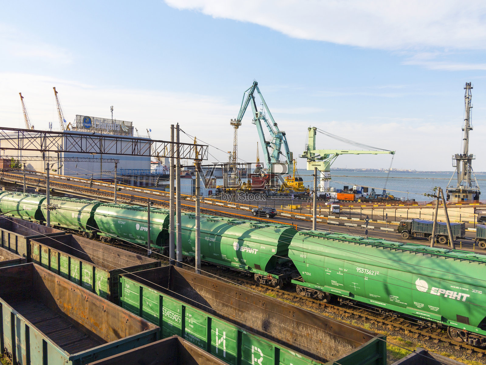 乌克兰敖德萨——2010年8月17日:在敖德萨海港的货运码头，货运列车排队等待装货。铁路运输最经济的物流解决方案照片摄影图片