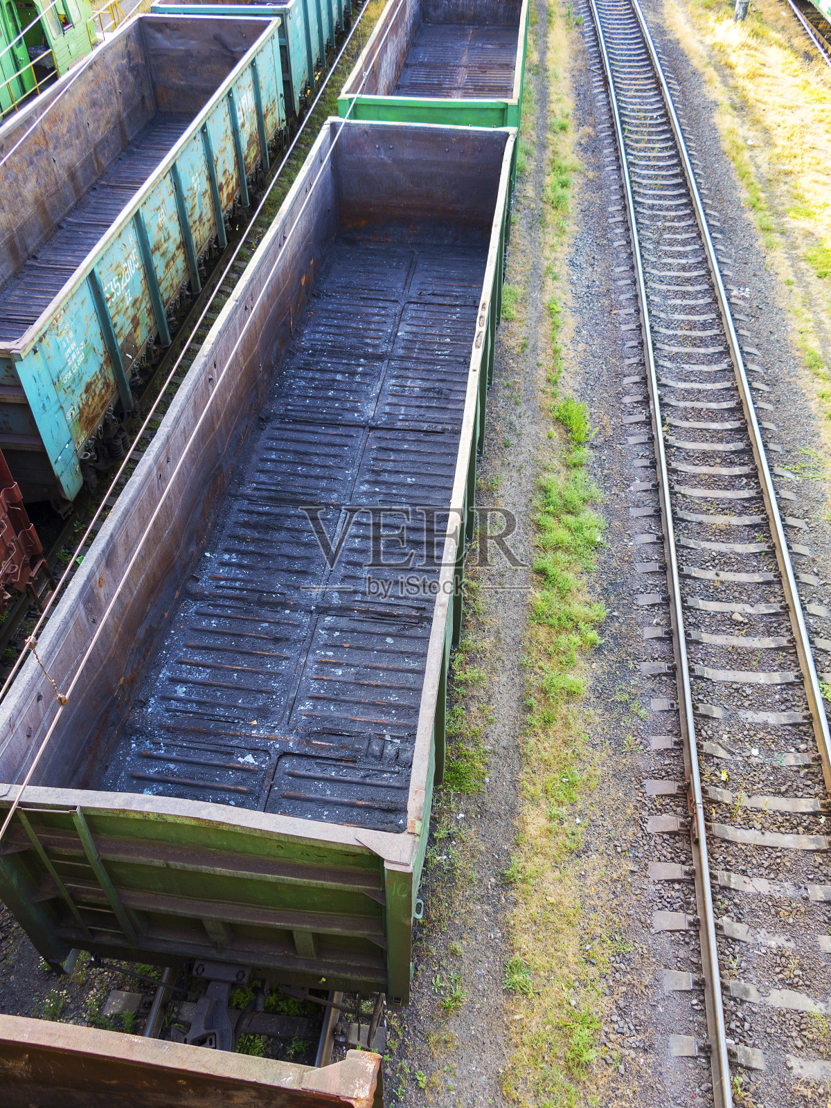 乌克兰敖德萨——2010年8月17日:在敖德萨海港的货运码头，货运列车排队等待装货。铁路运输最经济的物流解决方案照片摄影图片