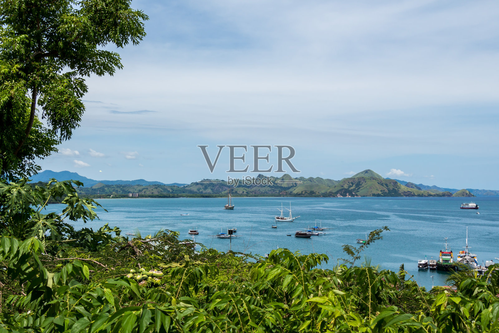 清晨，印度尼西亚的纳万巴乔港和帕鲁阿卡拉沃照片摄影图片