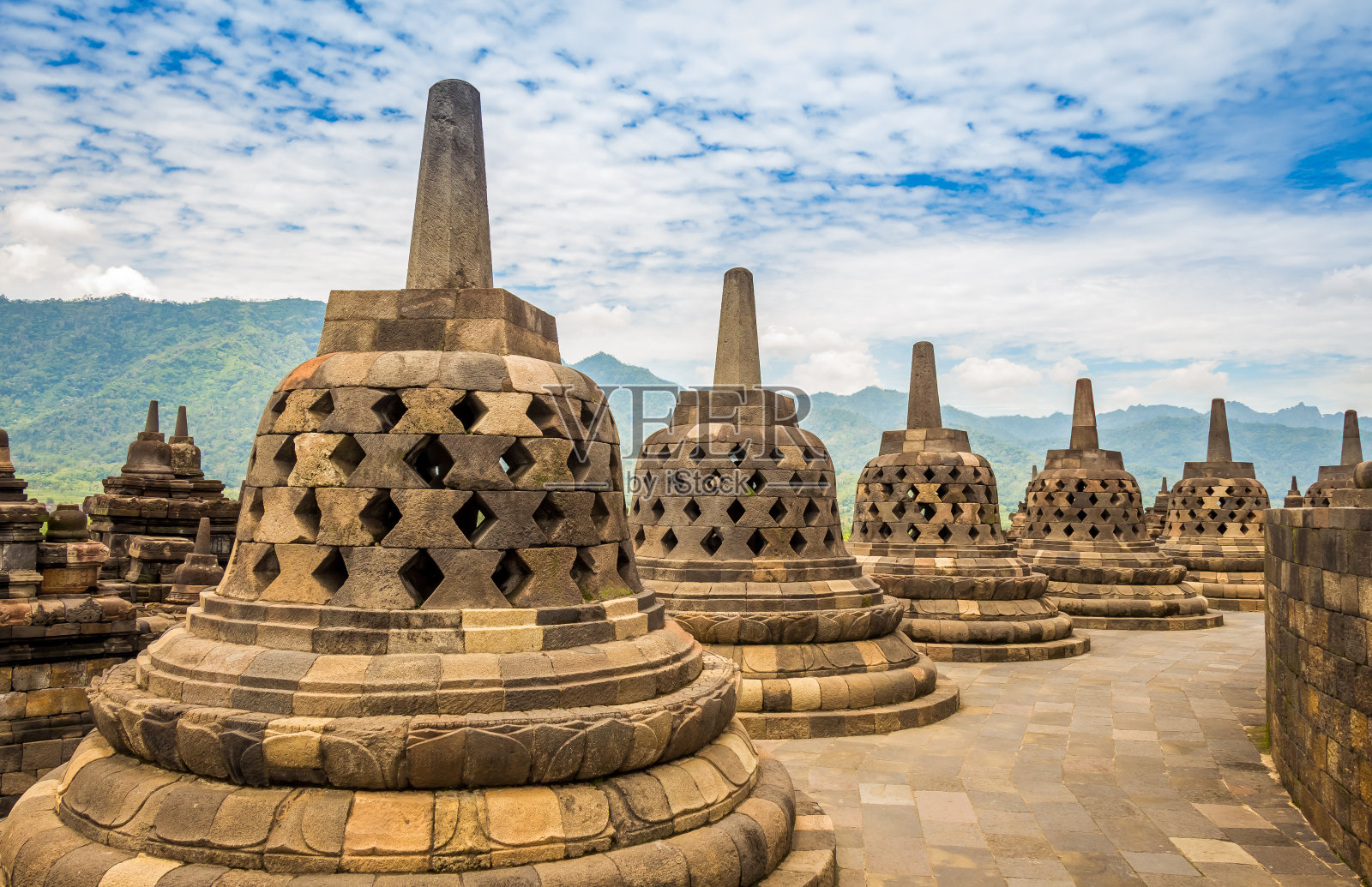 印度尼西亚婆罗浮屠佛教寺庙顶端的钟形舍利塔照片摄影图片