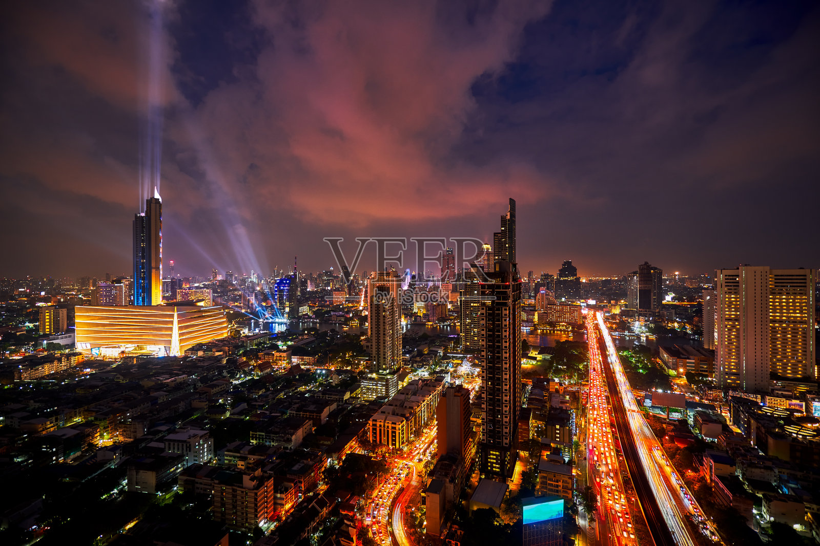 戏剧性的夜晚城市景观与黄昏天际线和交通灯道路照片摄影图片