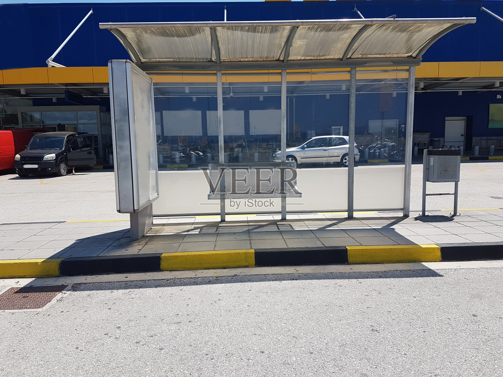 空无一人的公交站在夏日的新色中照片摄影图片