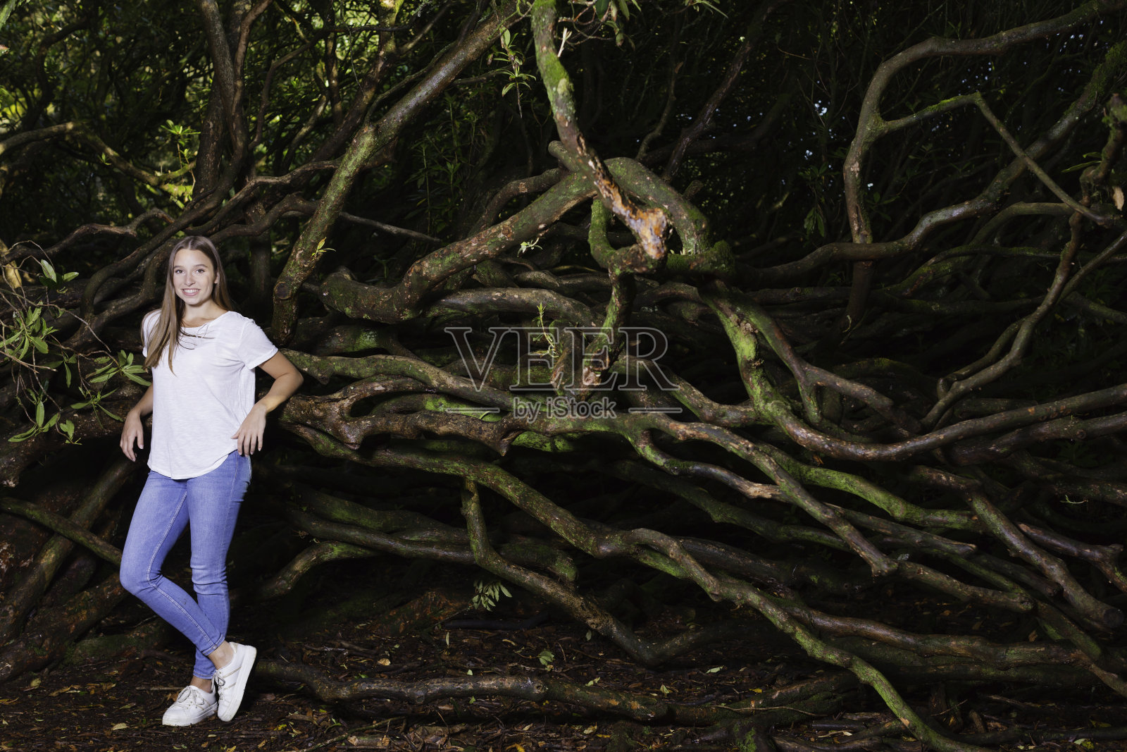 年轻女子站在树林里照片摄影图片