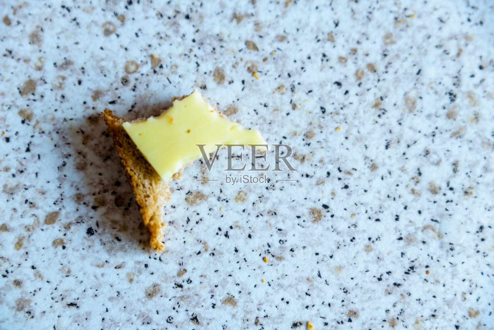 咬过的黑麦面包和奶酪三明治特写照片摄影图片