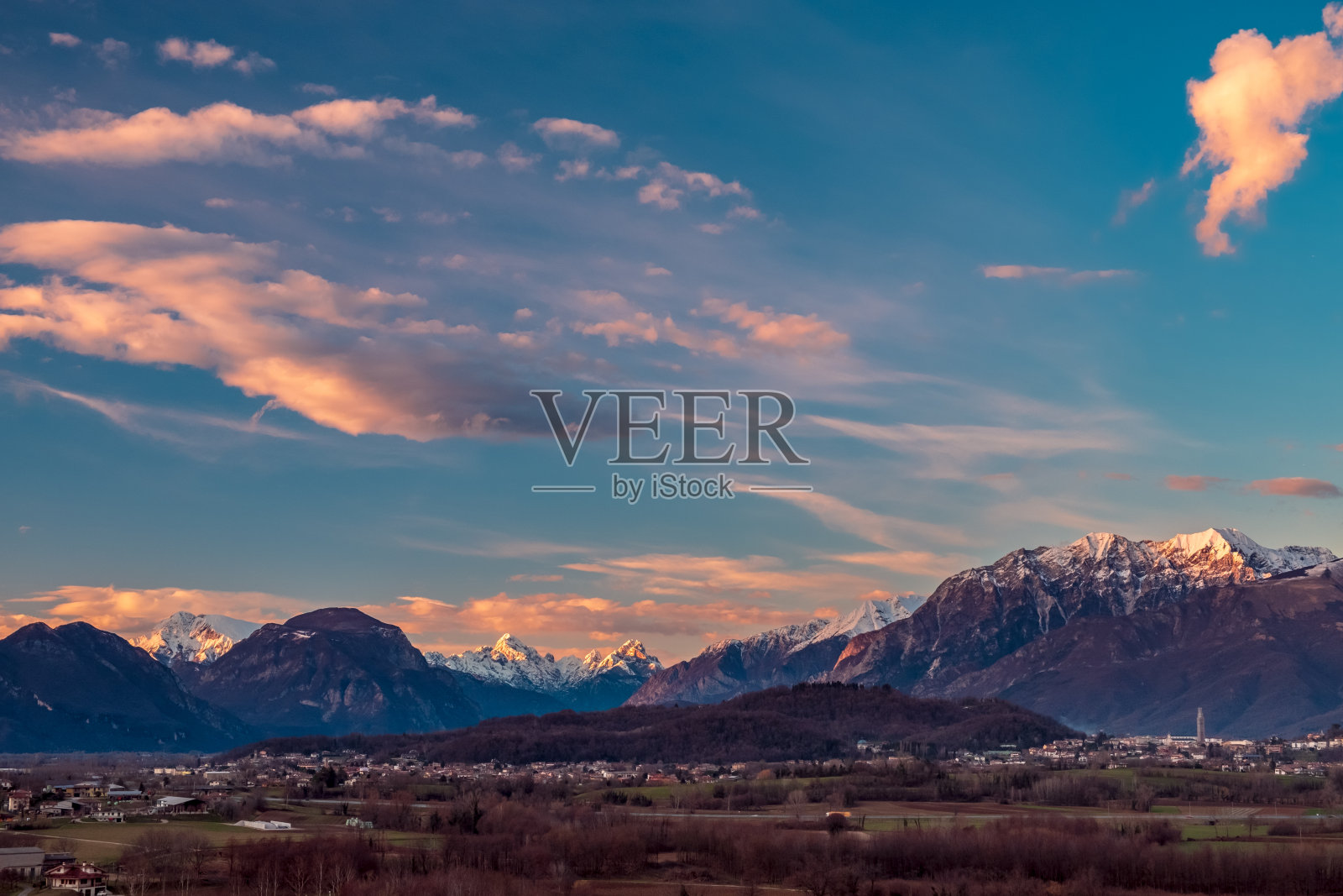 意大利弗里利-威尼斯-朱利亚的乡村冬日缤纷的日落照片摄影图片