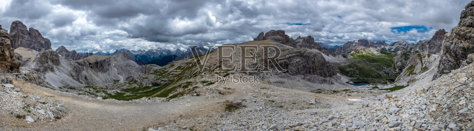 在上阿迪杰雄伟的多洛米提徒步旅行照片摄影图片