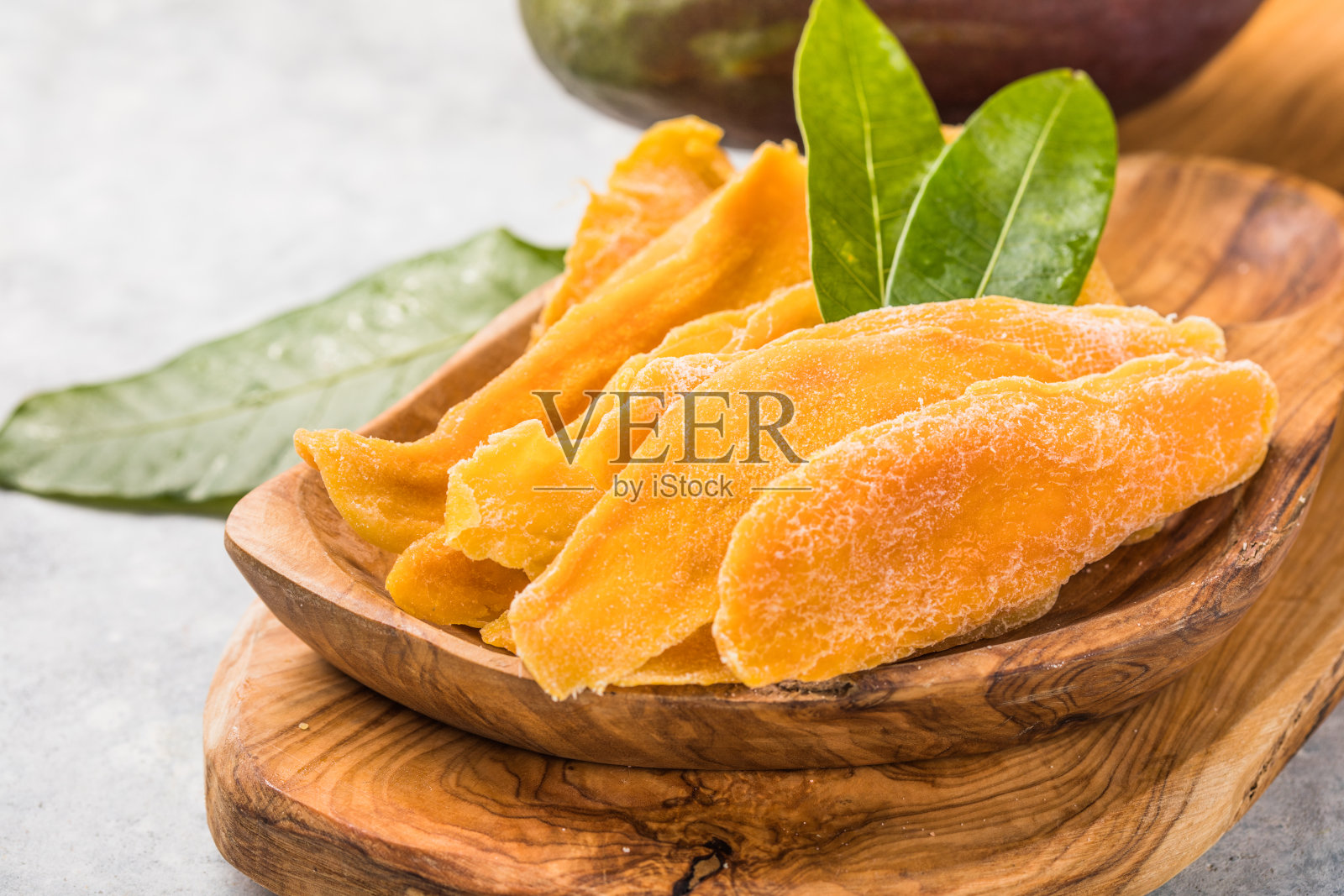 芒果干背景。蜜饯芒果片特写。照片摄影图片