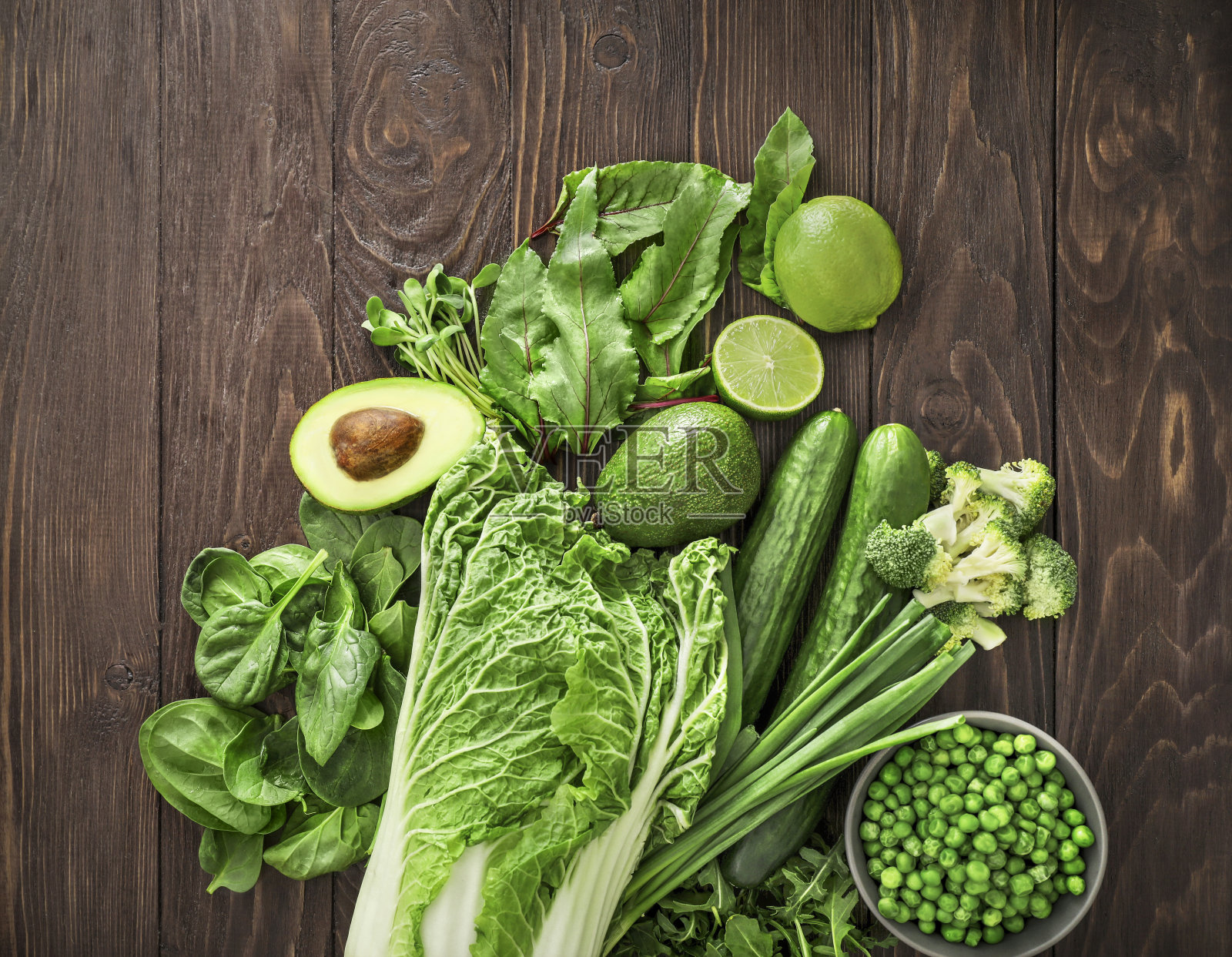 富含蛋白质的绿色蔬菜和香草照片摄影图片