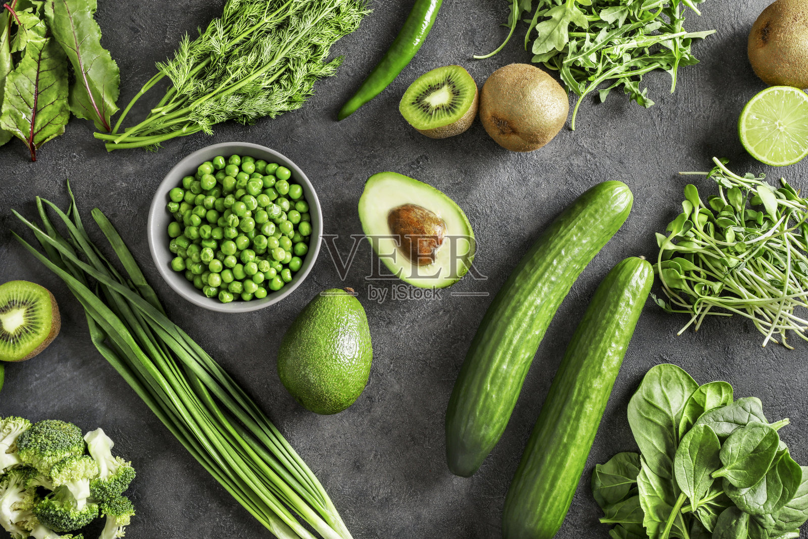 富含蛋白质的绿色蔬菜和香草照片摄影图片