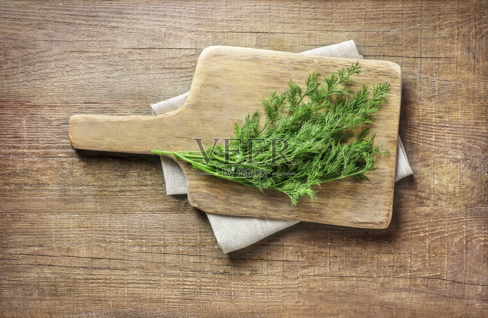 木桌上的茴香束照片摄影图片