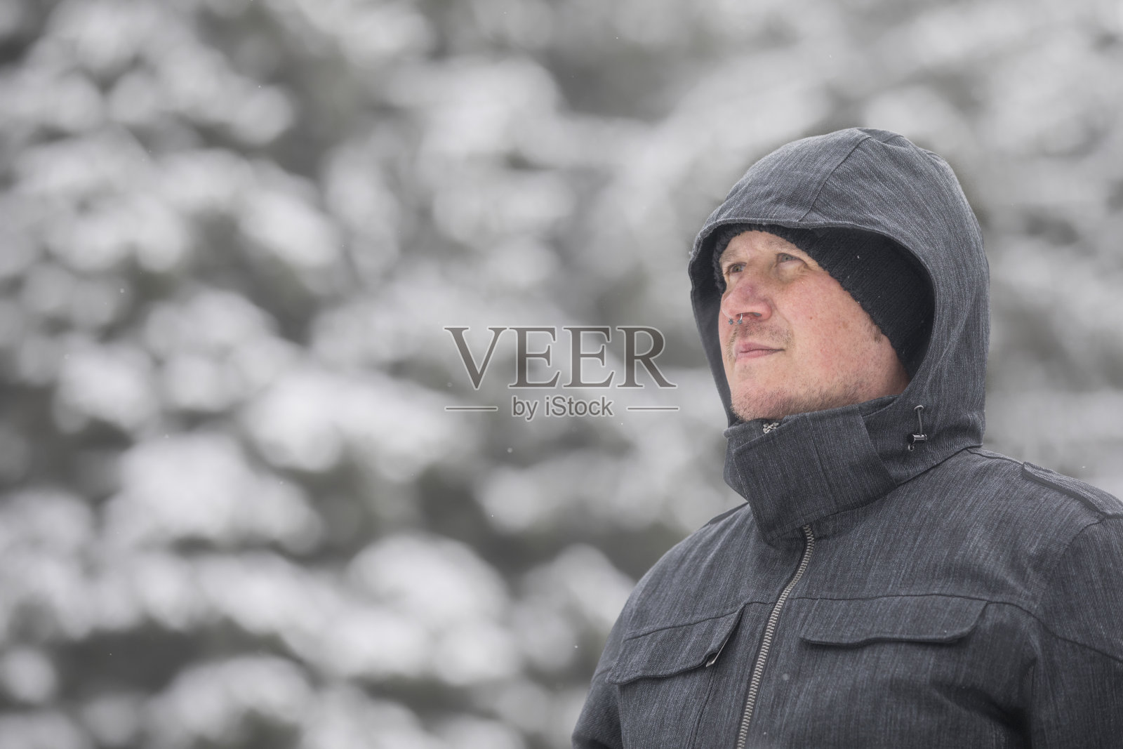 《冬日森林中的成年男子》照片摄影图片