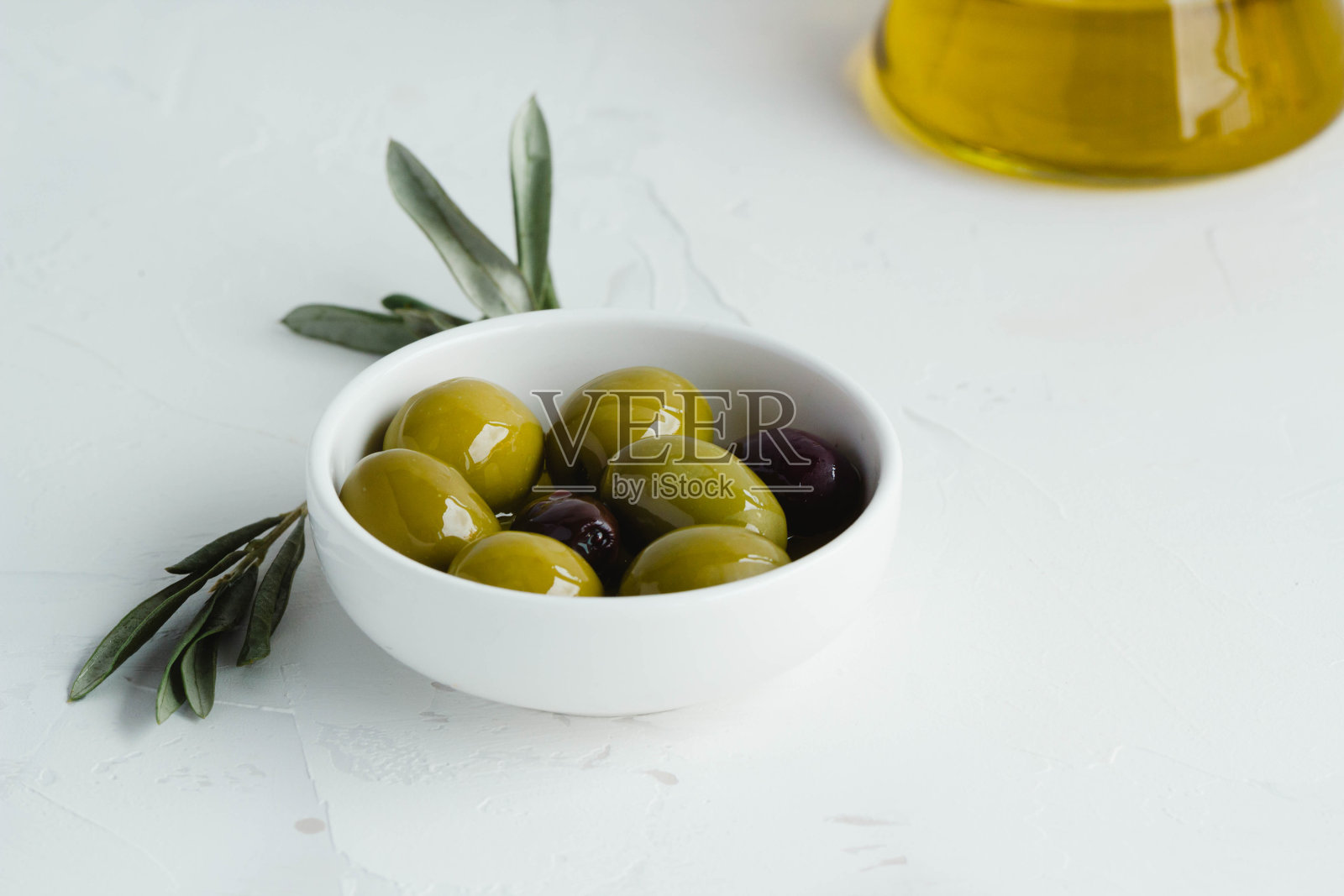 橄榄油和橄榄，典型的西班牙风味照片摄影图片