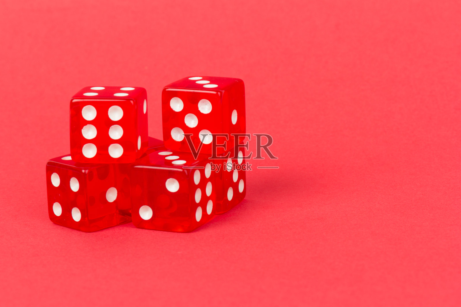透明和红色玻璃骰子孤立在红色背景。照片摄影图片